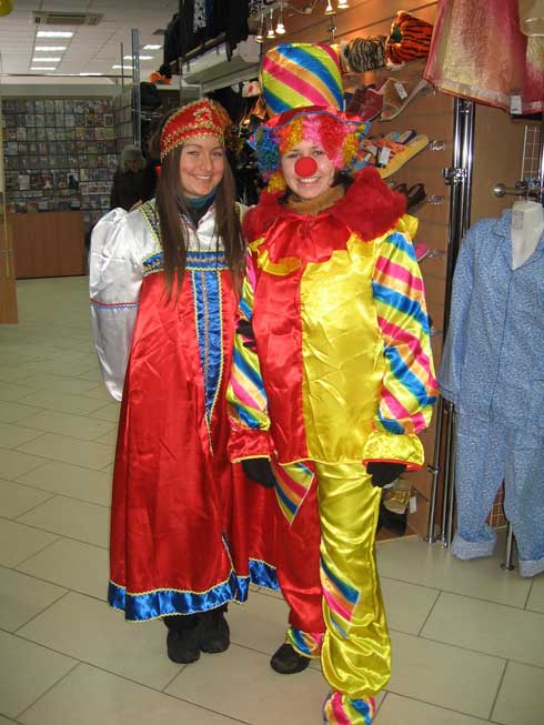 промоутеры в костюмах клоуна и Марии Искуссницы