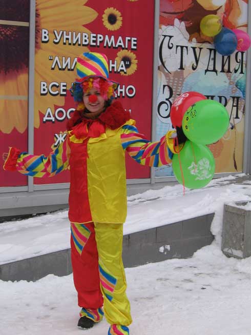 промоутер работал на улице в костюме клоуна