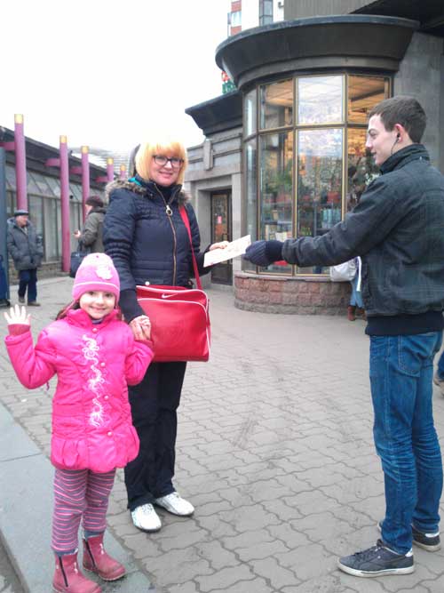 раздача листовок петербург у иметро Звездная весна 2012